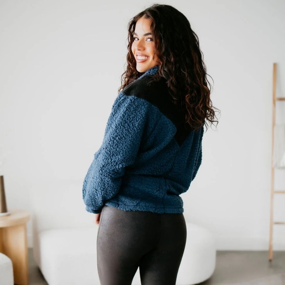 AEMI+CO Two Tone Half Zip Sherpa Sweatshirt Navy Pockets Womens Size Large - Picture 3 of 12